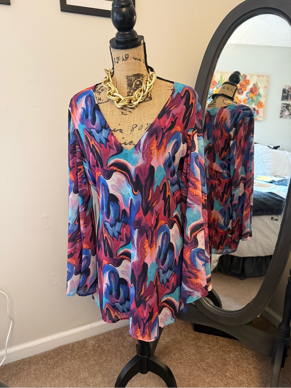 bebe Multicolor Abstract V-Neck Tunic - Picture 3 of 7